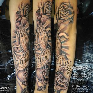 Tatuagem mãos de Jesus orando e rosas sombreadas, reforma de tatuagem antiga