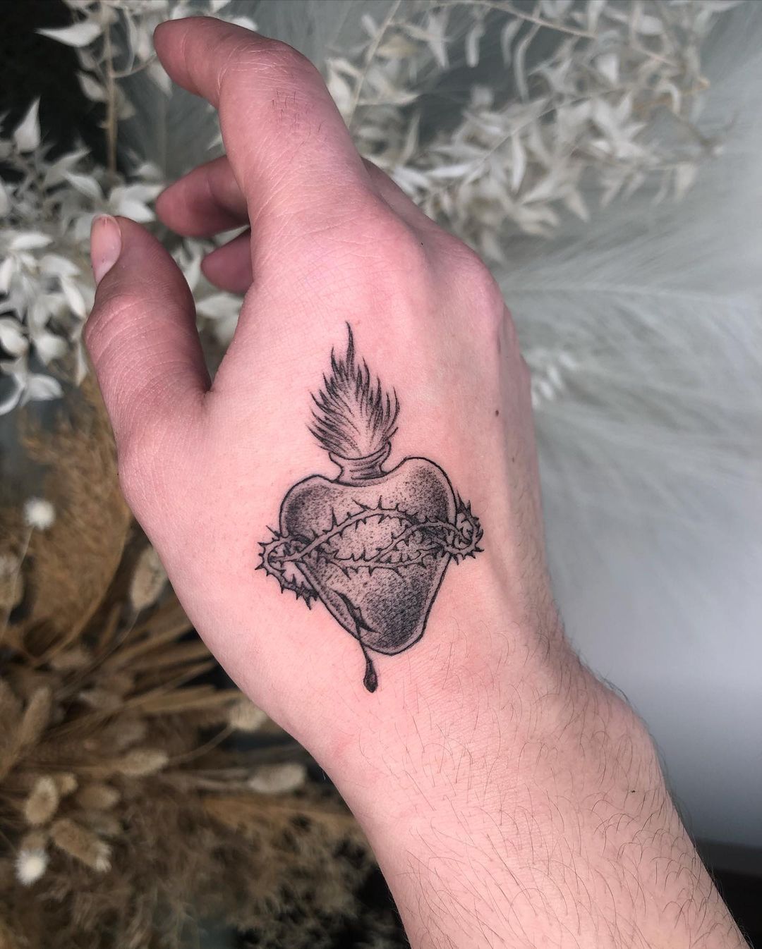 Sacred Heart Tattoo Neo Traditional  Tatuaje sagrado corazon Diseños de  tatuajes de corazón Tatuajes con significado