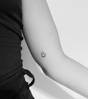 #smiley #smileytattoo #happyvibes #minimalism #lineworktattoo #minimaltattoo #linework #blackboldsociety #blxckink #oldlines #tattoosandflash #darkartists #topclasstattooing #inked #inkedgirls #inkedup #minimal 