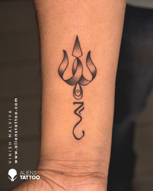 Checkout this amazing Trishul Tattoo by Vinesh Malviya At Aliens Tattoo India - www.alienstattoo.com
If you wish to get this tattoo visit our website -https://www.alienstattoo.com/best-religious-tattoo-ideas
