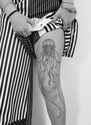 #jellyfish #jellyfishtattoo #dotworktattoo #dotwork #linework #lineworktattoo #minimaltattoo #blackboldsociety #blxckink #oldlines #tattoosandflash #darkartists #topclasstattooing #inked #inkedgirl #inkedup #minimal #greektattooartist 