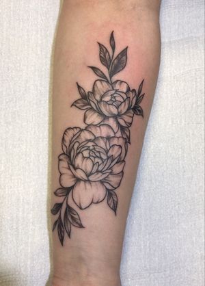 Double peony for Lucie💥💯 #blackwork #aftercovid #flowertattoo #girlswithtattoos