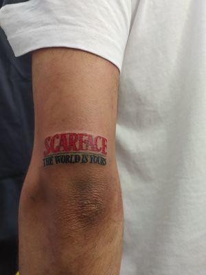 Scarface, la película. Diseño en negro y rojo. Esta zona es ideal para tatuar porque duele poco y queda muy bonito.