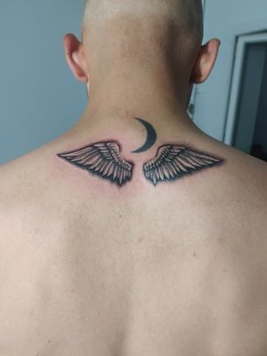 Diseño de alas sombreadas. Fue un placer volver a tatuar a este cliente habitual, gracias por la confianza!