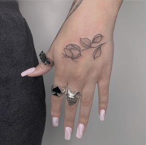 Mini rose on the hand. #rose #hand #fineline #smalltattoo #jewelry 