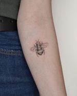 Little bumble bee 🐝 #finelinetattoos #bees #bumblebee #summer #black&grey #fineline #nyctattoos