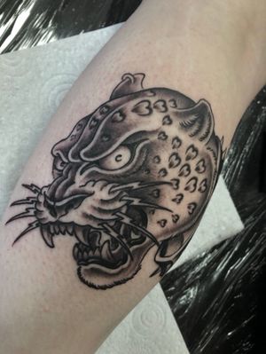 Always an honour to tattoo another artist 😎 Thank you @shaunnaofthedead #panthertattoo #traditionalpanther #tradpanther #leopardtattoo #boldtattoo #boldtattoos #tradtattoos #traditionaltattooing #dublin #dublintattoo #dublintattooartist #dublintattoostudio