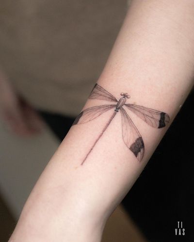 Dragonfly on the arm. #dragonfly #fineline #arm 