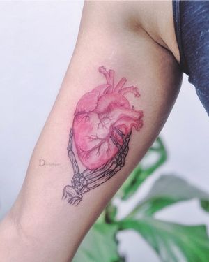 Fineline skeleton hand with heart