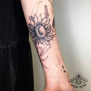 Sunflower Blackwork Tattoo by Kirstie @ KTREW Tattoo - Birmingham, UK #sunflowertattoo #tattoos #flowers #birmingham #forearmtattoo #blackworktattoo