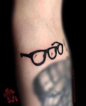 🩸Glasses in blackwork🩸Diseño @dirty.hand—————————#blackart  #blackwork #blackworkers #dotworktattoo #linework #flashtattoo #blackworkers #flashdaytattoo #red #rooster #ink #redroosterink