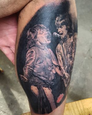 «I SEE A RED DOOR AND I WANT TO PAINT IT BLACK, NO COLOURS ANYMORE, I WANT THEM TO TURN BLACK...🎶» Mick Jagger y Keith Richards capturados en esta icónica fotografía de 1972 de The Rolling Stones en concierto, ahora inmortalizada en la piel de Daniel, un fanatico de la buena música con todas las letras, quien me confió esta pieza 🤘🏻 Turnos y consultas por DM o al 1123897869 . #tattoo #tattooart #therollingstones #mickjagger #keithrichards #paintitblack #icantgetnosatisfaction #iknowitsonlyrockandrollbutilikeit #rollingstones #shadows #realism #realistictattoo #classicalart #rocknroll #blackandgrey #ink #skinart #tatuagem #тату #татуировка #арт #art #tatuaggio #zonasur #buenosaires #tatuadoresbuenosaires