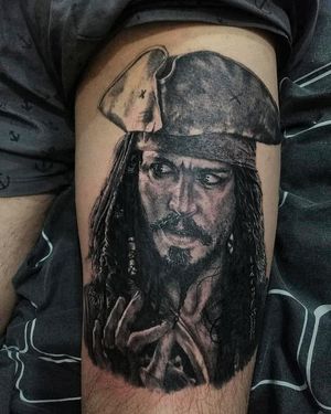 "Porque soy deshonesto, y un deshonesto va a ser siempre claramente deshonesto! Y siendo honesto, de los honestos es de quien debes preocuparte... Porque jamás predecirás cuando van a hacer algo increíblemente estúpido". -Jack Sparrow (La maldición del Perla Negra)Una de mis citas favoritas del icónico e intrépido pirata, hoy les traigo este retrato en Black & Grey del temerario Jack Sparrow, perdón... Capitán Jack Sparrow! Para acompañar a uno de sus tantos antagonistas, un Davy Jones que realicé hace aproximadamente tres meses, ambos en la pierna de @alba.mauroTurnos al 1123897869.#tattoo #tattooart #jacksparrow #captainjacksparrow #shadows #piratesofthecaribbean #disneymovie #davyjones #davyjonestattoo #moviescene #movietattoo #realism #realistictattoo #blackandgrey #blackandgreytattoo #ink #skinart #tatuagem #тату #татуировка #арт #art #tatuaggio #zonasur #buenosaires #tatuadoresbuenosaires #longchamps #canning