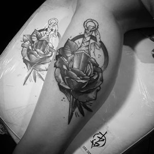 Rosa e punhal feito a algum tempo atrás #rose #punhaltattoo #rosatattoo #blackwork #rosatattoo #tatuagem 