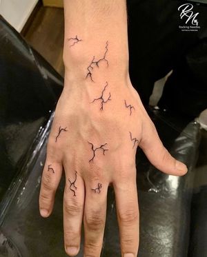 Cracking Texture tattoo on hand ——————————————————————————————Tattoo by @jigar.panchal46 💫 @rockingneedles ✨——————————————————————————————-#cracking #effect #3dtattoo #tattoos #tattooartist #inking #inked #tattoostudio #smalltattoo #finetattoo #besttattoo #ink #art #lineart #photooftheday #tattoohouse #mumbai #india🇮🇳