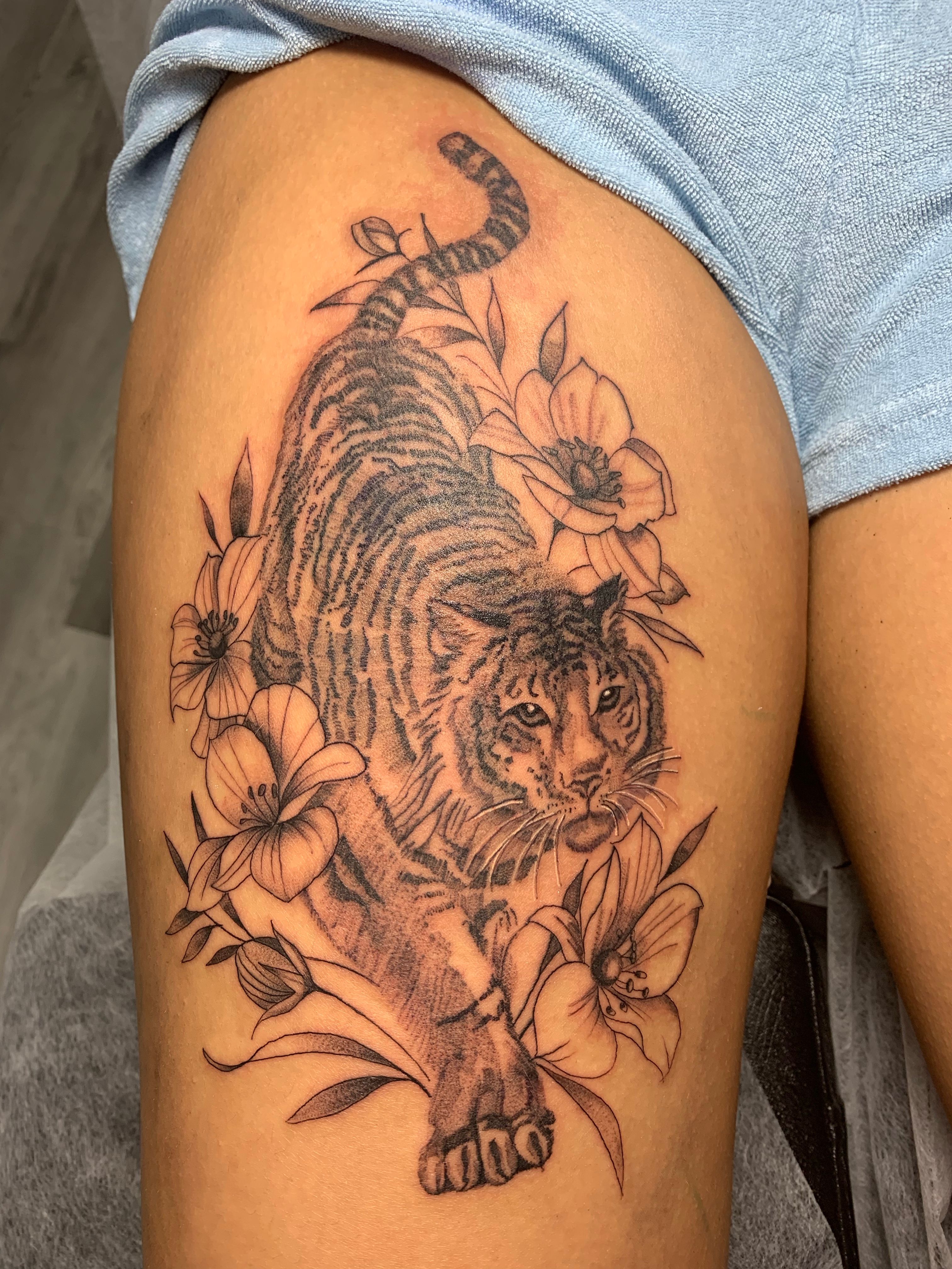 Tiger and flowers by aurum_inks : r/TattooDesigns