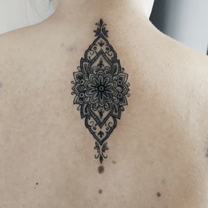 Tatuaje vertical para la espalda