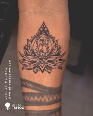 #Checkout this amazing Minimal Lotus Tattoo by our brilliant artist Vishal Maurya at Aliens Tattoo India.If you wish to get this amazing tattoo visit our website - www.alienstattoo.com