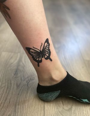Very first tattoo on real skin! My own🖤 had so much fun creating this cute butterfly! I used dynamic ink in the color triple black and gloves for tattoos is the current supplier for all materials used! 