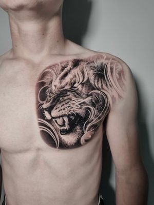 Lion! some parts fresh/some healed #lion #liontattoo #blackandgreytattoo #blackngrey #inkart #chest #chesttattoo #ink #tattoo #tattooart #tattoos #tattooed #tattooedmen #kwadroncartridges 