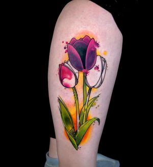 Experience the unique blend of new_school style and watercolor technique by Sandro Secchin in this stunning floral tattoo.