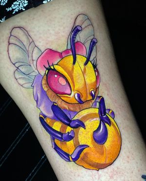 Experience the buzz with this vibrant new school queen bee design, expertly executed by tattoo artist Max Rodriguez on the upper leg.