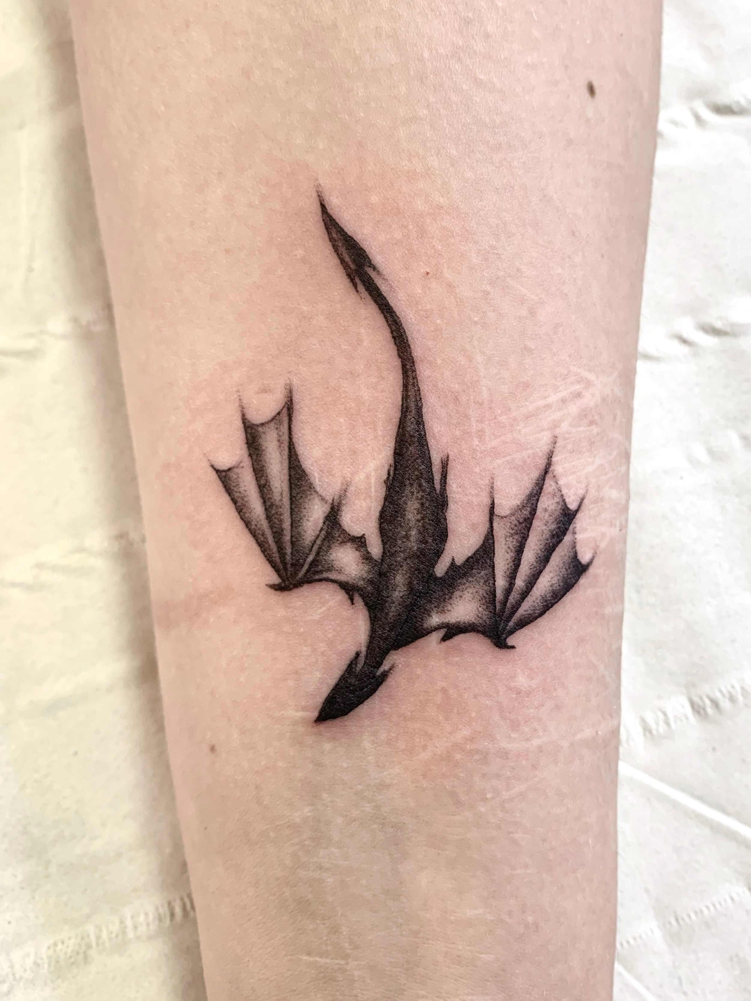 Kawka Tattoo on Instagram: “Cute lil dragon 🐉 . . . . #tattoo #dragontattoo  #tatuaz #moontattoo #smalltattoo #lin… | Idee per tatuaggi, Stencil  tatuaggio, Tatuaggi