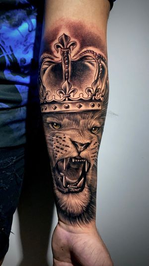 Leão com coroa tattoo realismo feito pelo artista @cx_ink ⚜️ Penha zona leste 🇧🇷 