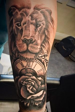 Lion clock and rose black n grey