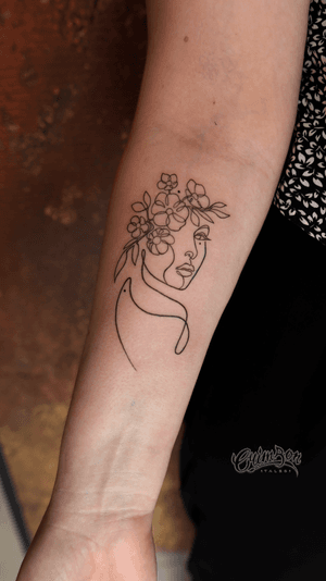 Floral woman Bookings available at our studio in South West London#floraltattoo #linework #lineworktattoo #outline #beautifultattoos #beautifultattoo #forearmtattoo #tattoosforwomen #facetattoo #simpletattoos #minimalism