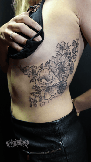 Flower bouquet in etching blackwork by Flavia @fla_ink 🔥One session of work and such beautiful piece as result. Swipe!Bookings and enquiries through DM or link in bio!Tooting, London 🇬🇧#flowerstattoo #floraltattoos #tattoosforwomen #beautifultattoos #besttattoos #etchingtattoo #etching #sunflowertattoo #sunflower #flowers #florals #ribstattoo #blackworktattoo #londontattoostudio #tattoolondon #dailytattoos #blackworklondon