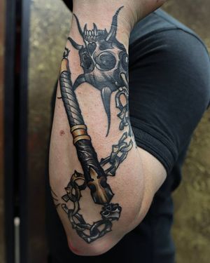 Weapons ⚔️🗡️🔥 What would be yours to get as a tattoo? Tell us in comments! Work by WANDAL @wandal.tattoo Bookings open for 2021 For bookings and enquiries please contact studio over DM or: info@crimsontalestattoo.co.uk Custom Tattoo Studio, Tooting 🇬🇧 #weapon #morgenshtern #tattoosformen #tattoolondon #armtattoo #londontattoos #londontattoostudio #weapontattoo #tattooartistlondon #inkedlifestyle #neotraditionaltattoos #neotradeu #neotradsub #tattooed 