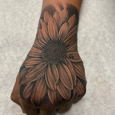 Another floral hand shot. Been happy with my tattoos on hands lately 