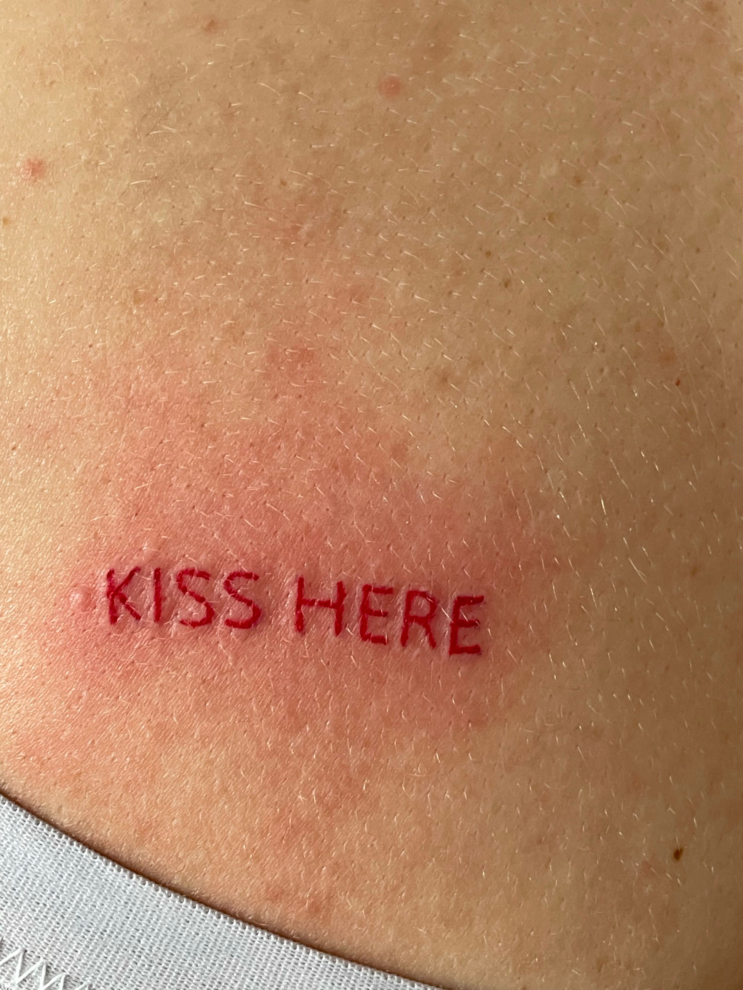 Tatuaje: Frase: Kiss here por Vivo Tattoo Studio - Tatuajes para Mujeres |  Estudio de tatuajes, Tatuaje a tope, Tatuajes de kiss