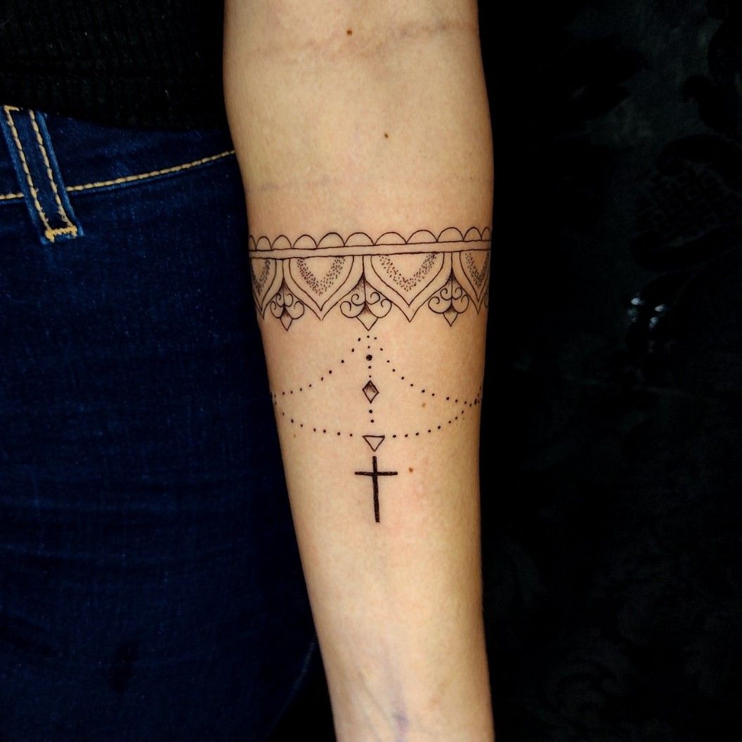 Discreet And Charming Wrist Tattoos You'll Want To Have - Cultura Colectiva  | Flower wrist tattoos, Cuff tattoo, Small wrist tattoos