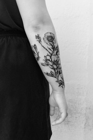Could realise my floral "wanna-do" on @nina.ide.natuure - Thanks so much lovely!∵∵made at @2ndskinwinterthur#nativeplants #plants #swisstattooer #swisstattoos #floraltattoos#blackwork#blackworkers #winterthurtattoo #swissblackwork #finelinetattoos#onlyblack#finelinetattoo #peppershading #skinartmag #inkedmag #iblackwork #blackclaw #blxckink #blxckwork #zürich #stgallen #nature#botanicalartdaily #botanicaltattooartist #floraltattoodesign #floraltattooartist #botanicalart #flowertattoo #floraltattoo