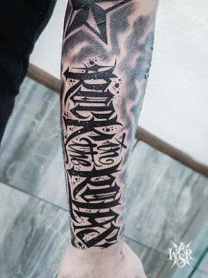 Tatuaje de Rock in the rolas. ✍🏻 . . . By: Rommel Tena ♠️ #tattoowars #tattoosbcs #tattooink #tattooart #skinart