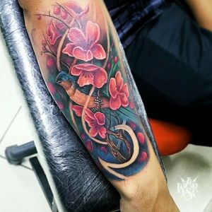 Tatuaje de Ave con flores. ✍🏻...By: Rommel Tena ♠️#tattoowars #tattoosbcs #tattooink #tattooart #skinart