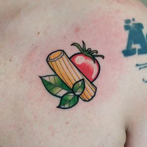 Un tatuaggio italianoRigatone pomodoro e basilico