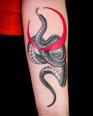 Snake & moon📩vinnytattoos95@gmail.com / @vinnyscialabba