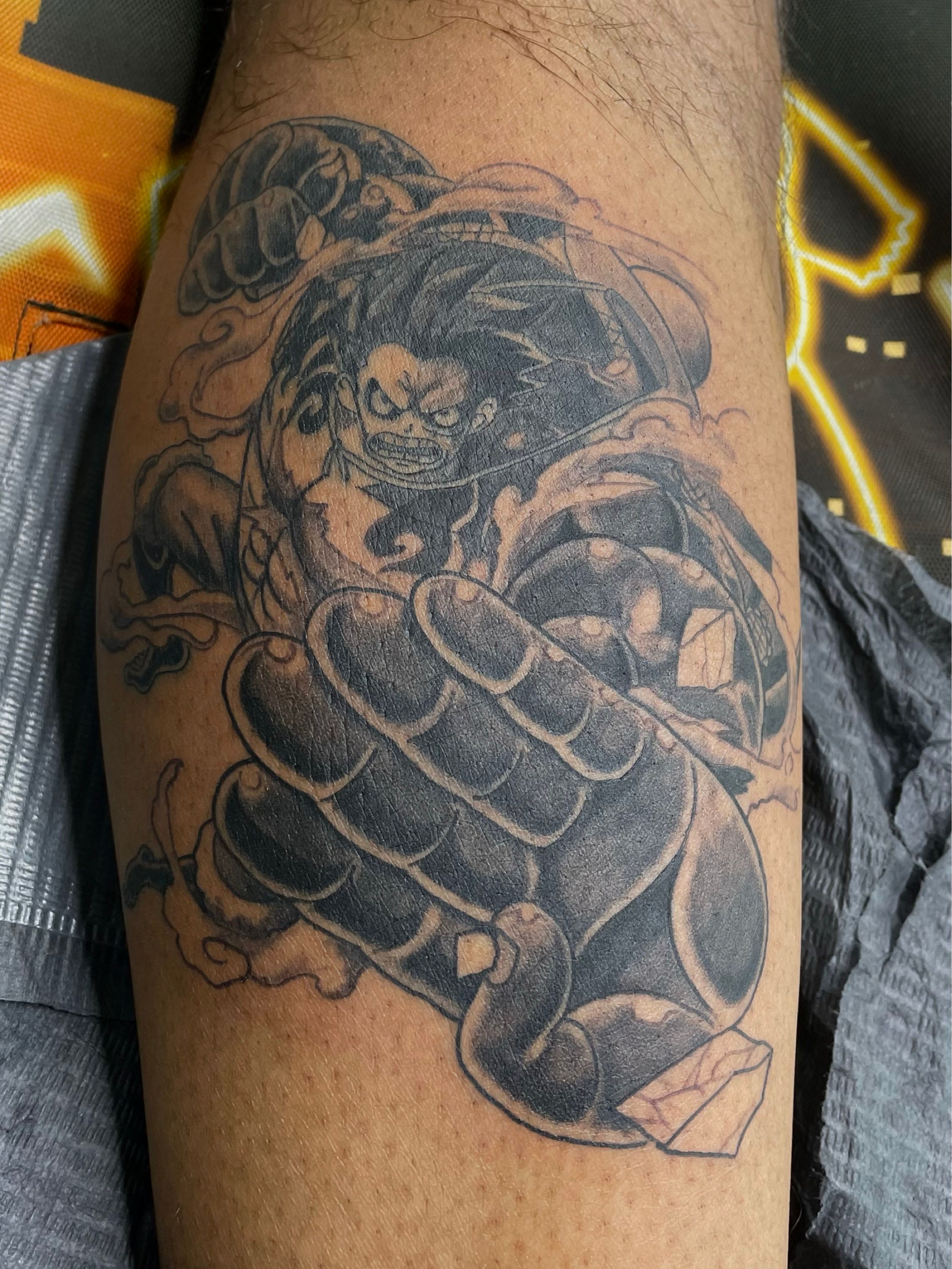 Luffy Gear 5 tattoo em 2023  Tatuagem one piece Tatuagens de anime  Tatuagem de flores silvestres