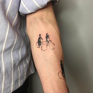 This tattoo is inspired by the painting "fietsers in een landschap bij Laren" (bikeriders in a landschape near Laren), by Jan Sluiters. 
#paintingtattoo #cycletattoo #sketchtattoo #inkdrawing #contemporarytattoo