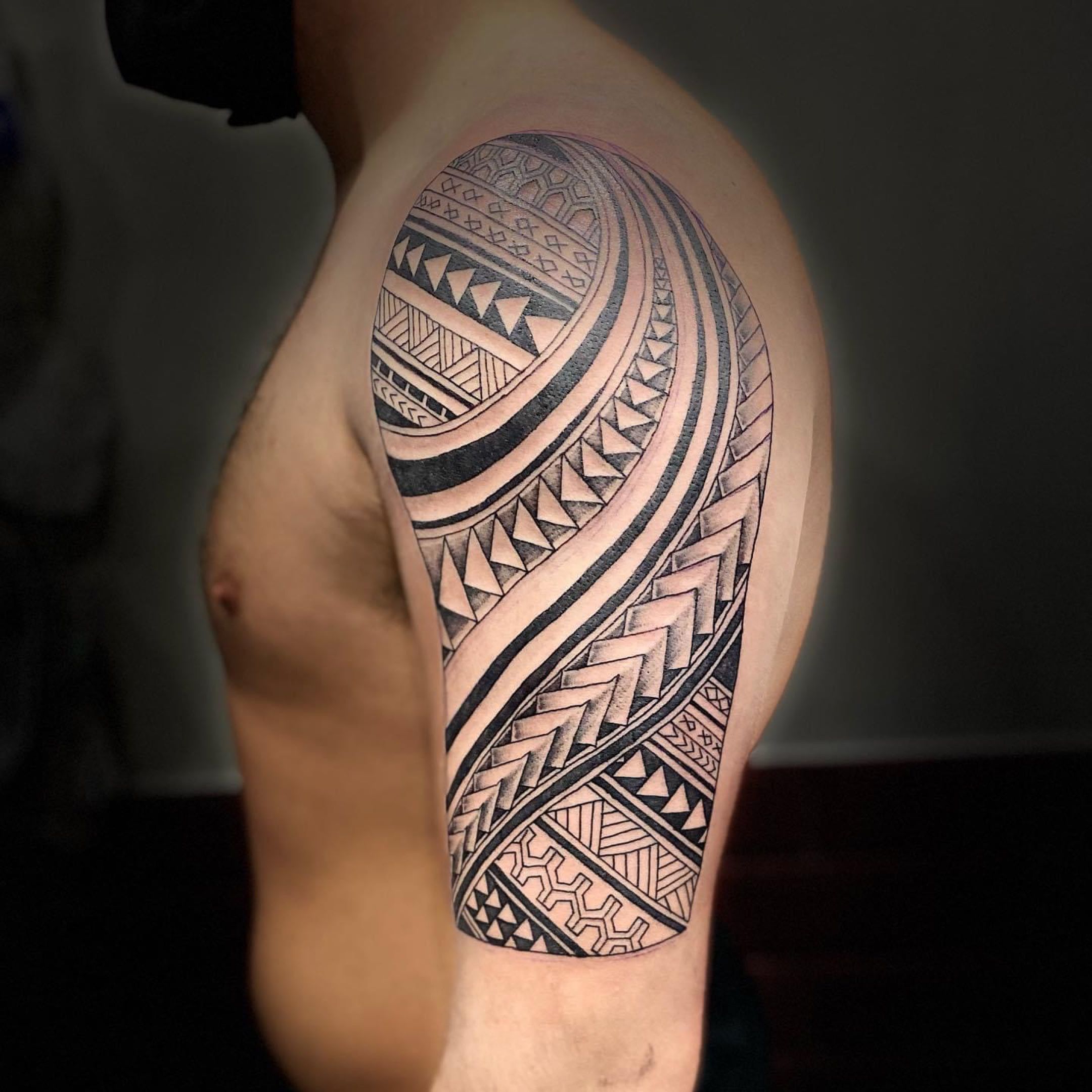 Set of round maori tattoo ornament with sun Vector Image