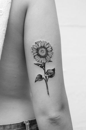 what's your favorite flower? #tattoo #tattoos #illustration #artistsoninstagram #tattooartist #tattooart #sunflower #sunflowertattoo #naturetattoo #floraltattoo #flower #flowertattoo #floraltattoo #floraldesign #art #artist #natureart #blackandgreytattoo #blackandgrey #flowersofinstagram #switzerland #ink #inkedwomen #inkart #tattooedwomen #zürich #femaletattooartist #basel #stgallen #plantsmakepeoplehappy