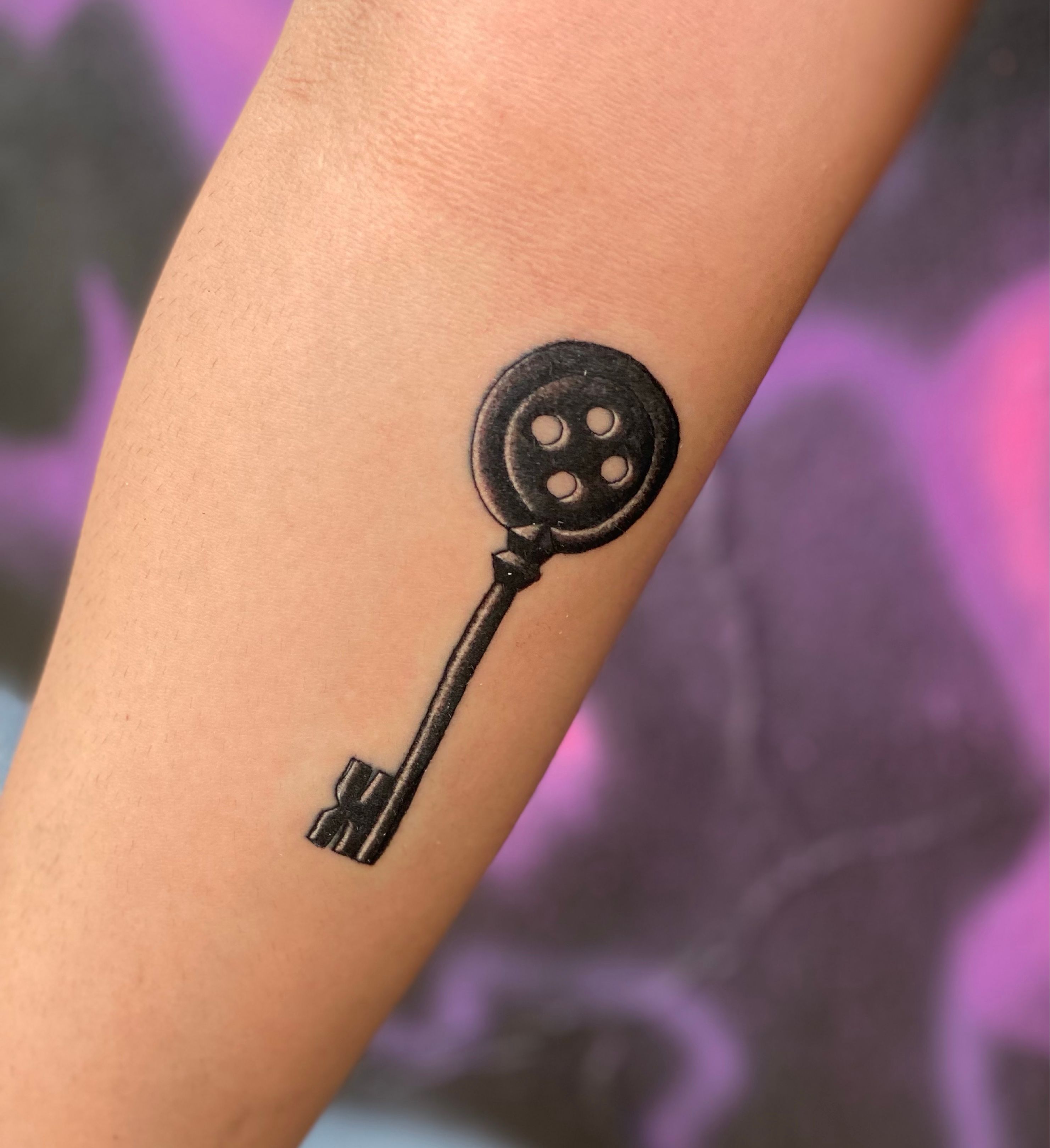 Pin de Usuario de Pinterest en Tattoos  Tatuaje coraline Tatuaje de tim  burton Tatuaje de máquina de coser