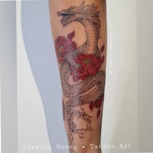 Dragão oriental autoral com peônias vermelhas. Me siga no Instagram para orçamentos! @jessicahuang.art