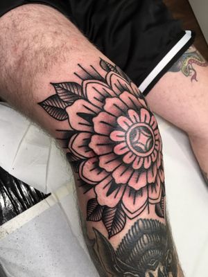 Freehand mandala flower to fit the knee perfectly.