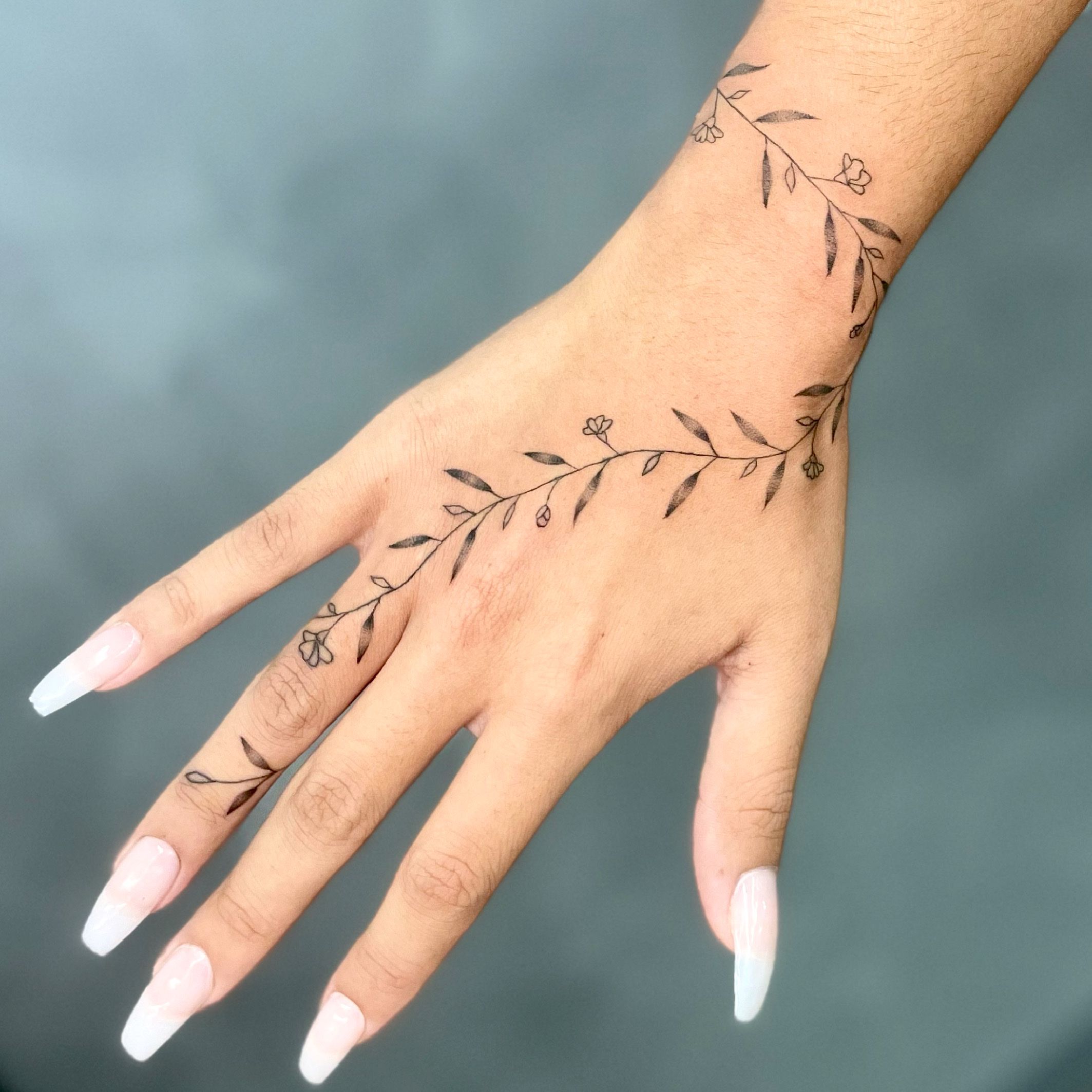 Northern Lights Tattoo  Middle finger vines tattooed by Melissa  seagullartco art artist tattoo tattooartist alaska anchorage 907  alaskatattoo alaskatattooartist anchoragetattoo anchoragetattooartist  pnwtattoo pnwtattooartist 