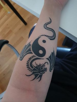 My first tattoo. A bit more than a month old now and I love it.🐉☯️