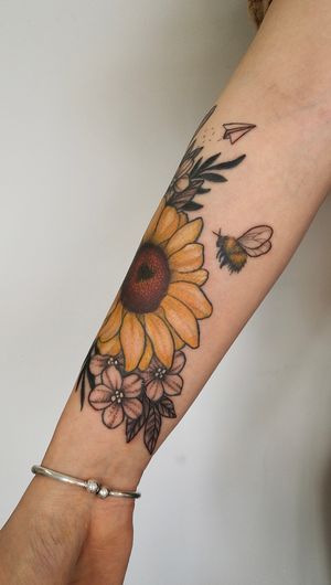 Lines healed from last year,  fresh colors and shading 🌻
“Sunflowers symbolize adoration, loyalty and longevity. Much of the meaning of sunflowers stems from its namesake, the sun itself.” 
Such a pleasure to work on one of my favourite flowers!
Thanks Thuy 🌞
#tattoo #inked #sunflowertattoo #bendinglines_ #colorfultattoo #tattooed #tattoodo #tattoodublin #womenintattooing #forearmtattoo #flowertattoo #bothanicaltattoo